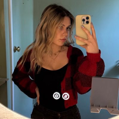 buildingpearlhq's profile picture. ✨ obsessed w/ books, mindset, & building my business ✨