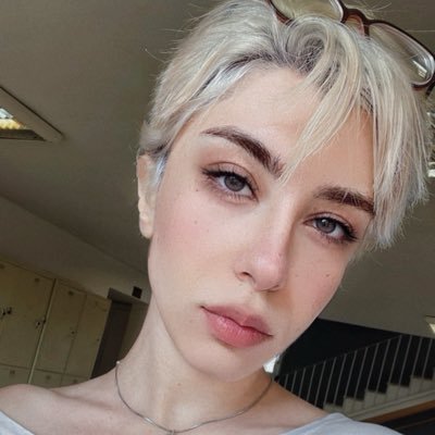 mellikaz's profile picture. طرفدار توت فرنگی روی چیزکیک، هورتانسیا و دراما هستم.