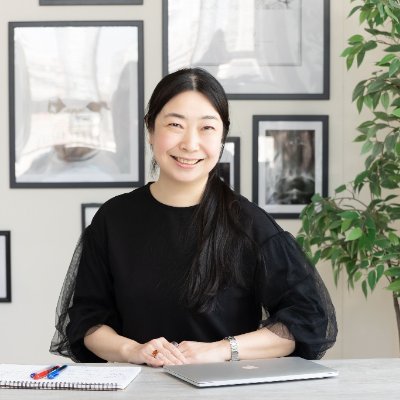 ayakoga's profile picture. 食べ、飲み、読み、寝ることが好き。
主な担当書『「20代」でやっておきたいこと』『ゼロから1人で韓国語』『ほんとうの贅沢』『「男の色気」のつくり方』『改訂新版　書く技術 伝える技術』『注文をまちがえる料理店』『MIT  音楽の授業』『財務省亡国論』『「やってみたい」と思った今がそのとき』。
写真は織田桂子先生の撮影