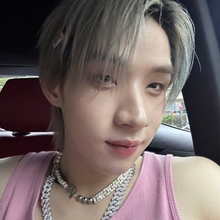 Dreamyhongshi's profile picture. entre linha e olhares,eu escrevo o que restou.