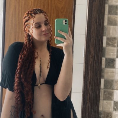 star_surtada's profile picture. flores brancas e um bom vinho tinto