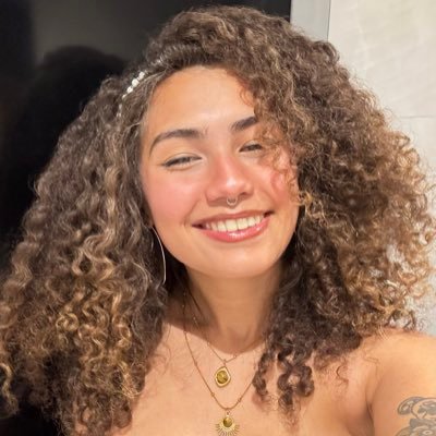 bunDudss's profile picture. delulu 🪐 viciada em preencher meu vazio existencial com bens materiais.