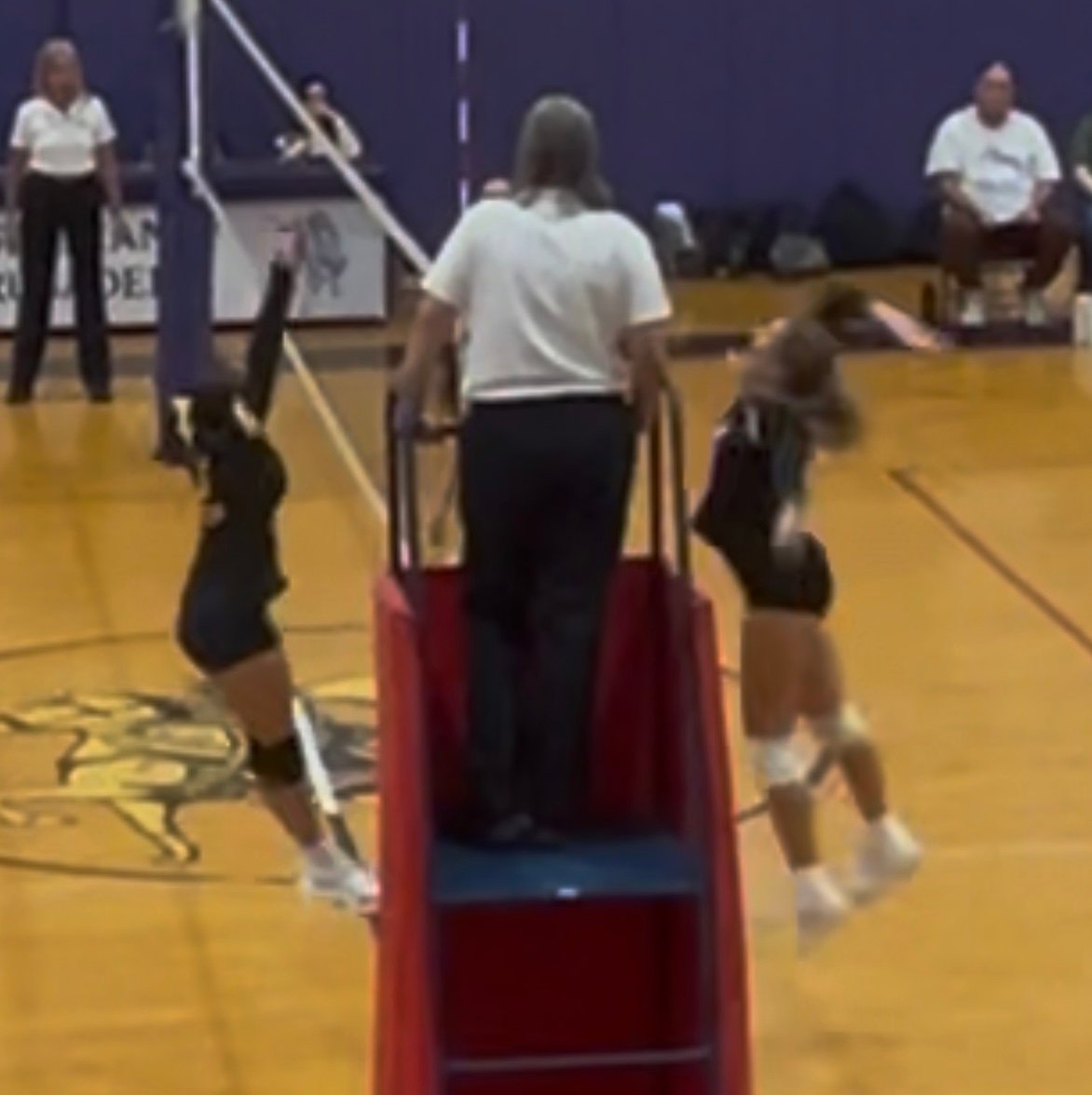 AlyanaVanbeek's profile picture. 5โ9 | outside hitter | โ27 Eghs varsity #8 Pioneer Valley 17 national โ๏ธalyanavanbeek@gmail.com