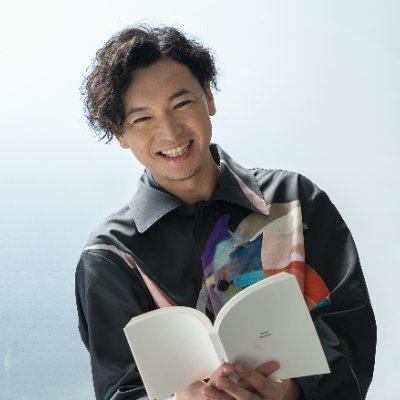 ryokaishota's profile picture. あなたの“強み“を「売れる言葉」に変える専門家
■受講者4,500人超｜コンテンツP累計50億円
■元借金800万→10年連続年商1億（3社経営）
■出版社創業▶︎コピーライター▶︎言語化プロ
強みを言語化｜発信迷子から卒業させる救世主
売れる個人になる為の輪郭つくりで発信軸と
自分が何者か知りたい方はぜひフォローを。