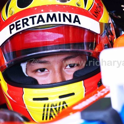 Ollpe233's profile picture. aerospace engineer