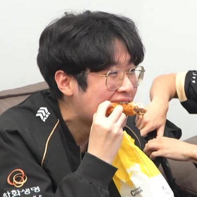 yxalaggg's profile picture. "난 아직 살아있다." | #hlewin #zeuswin | 3316 thinker | 🇻🇳🇺🇸🇰🇷