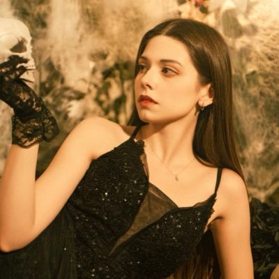 irenerawr_'s profile picture. 💜Twitch Partner🎙️자주 스트리밍하는 이레네지롱🇰🇷 Presentadora y entertainer que vivió 5 años en Corea del Sur | Marketing digital | Freelance teacher and translator.