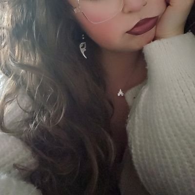 Daphne_D0ll's profile picture. 24🌸 Dumb Kiddo 🪩 Book worm who loves being slapped about 🎀 Queer ❄️ In a relationship, only platonic flirting, no sexting 🫧 @daphnedollpriv 18+
