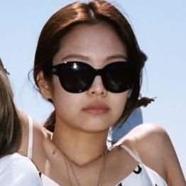 villxnelle's profile picture. she is my scar