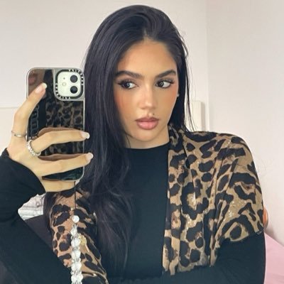 sunflower_babz's profile picture. *emotionally unavailable*.