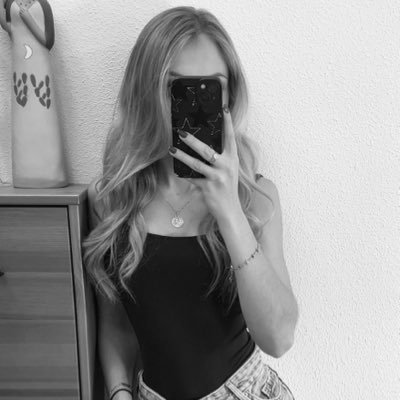 lauraardgzz_'s profile picture. un peu compliquée...