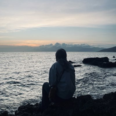 rakyatjelitaaaa's profile picture. i go on to twitter, talk to myself, then leave.