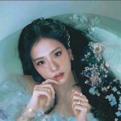 Bir_Adet_Nihale's profile picture. 🐰