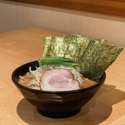 teppenya0706's profile picture. 元住吉東口徒歩1分 【家系】横浜ラーメンてっぺん家を始めて 19年。 釣り🎣、キャンプ、サウナ、が大好きな店主です。元住吉の仲間達と楽しくやってます！ ☆店舗詳細 火曜定休日 営業時間:11:30〜22:00(昼休憩あり) ◉テイクアウト◉通販◉宅配やってます！