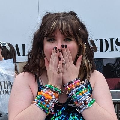 isabear80's profile picture. It’s not a cult, it’s called being a swiftie 
                                 she/they