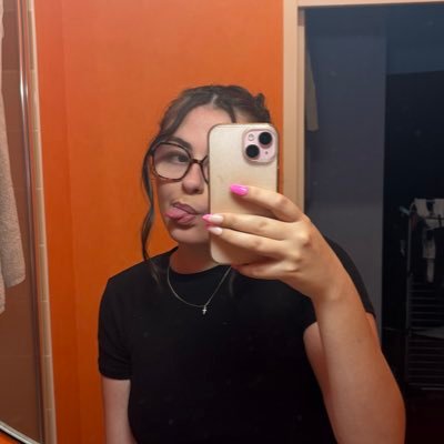 laulhy24's profile picture. 