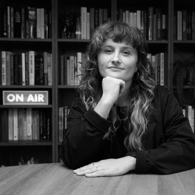 poppy_damon's profile picture. Podcaster, Journalist & Screenwriter | Furrowed Brow (@FurrowedB_pods) | Rep'd by Independent Talent (@swills3) | Brit List 2021 | WGA Showrunner Trainee 2025