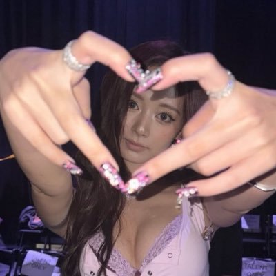 etbeelu's profile picture. her mind aches and her heart breaks ‘cause she’s silly