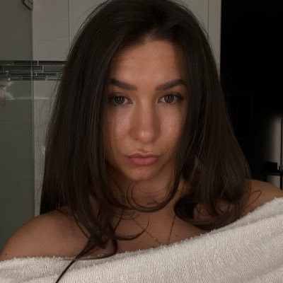 dimitrovelenaa's profile picture. I make baseball caps and occasionally speak on a microphone. българка