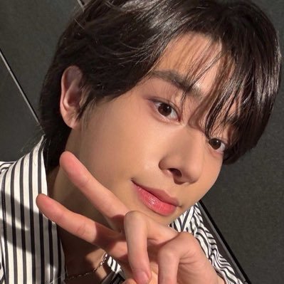 jongsushi's profile picture. can I kiss you? can I hug you?