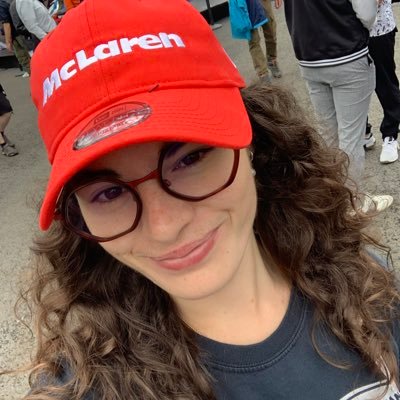 paulinecode's profile picture. 9-5 girly building a cozy book tracker app on the side📚