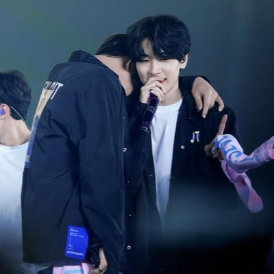 aoibre's profile picture. Falling For 🐶🐈‍⬛