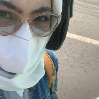 tsyeevww's profile picture. instagram pencitraan, twitter keluh kesah.