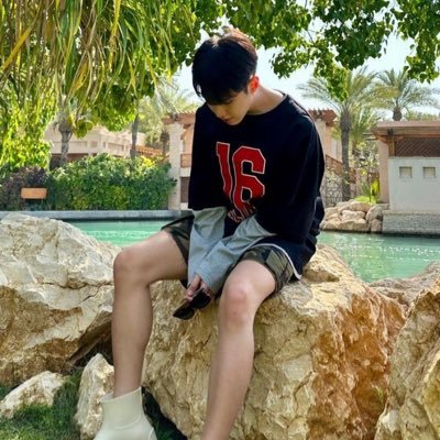 skzllusion's profile picture. eu e o seungyoun assistindo um derby