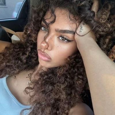 violetbyloa's profile picture. 