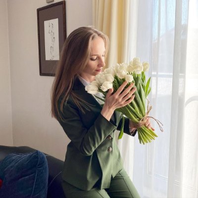 CatherineMana's profile picture. I specialize in operational communications in the fashion, apparel, and investment sectors. Through cross-industry collaboration and diverse strategic thinking,