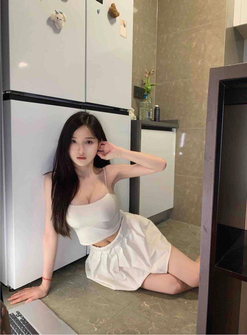 RiveraMia22156's profile picture. 我喜欢70个东西，第一个是你，剩下的……是69