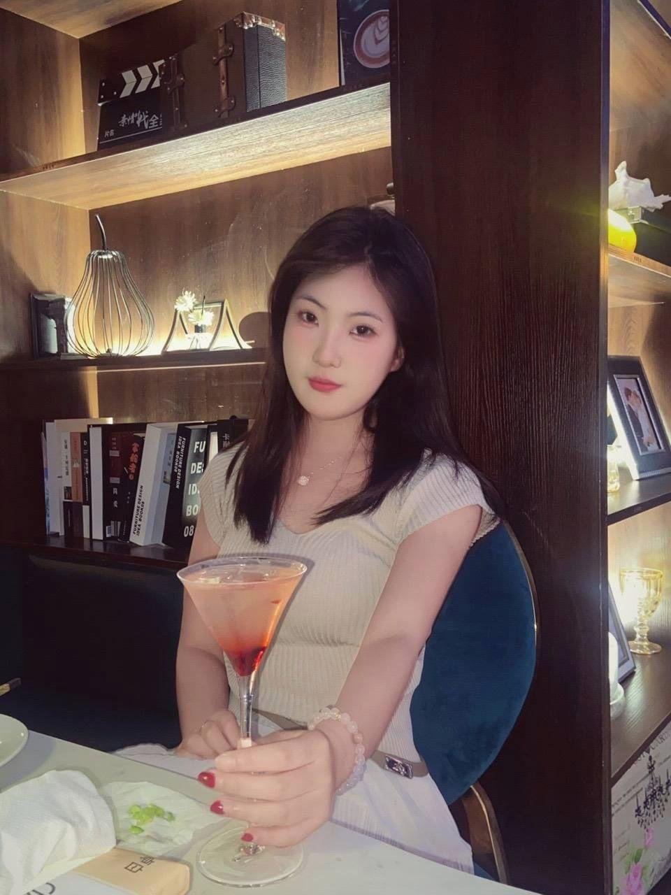 AmeliaAlle24313's profile picture. 每天只想和你做四件事——一日三餐。