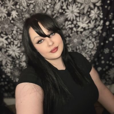 stuckinahayz's profile picture. 28 • she/her • MDNI || witchy vampire 🦇