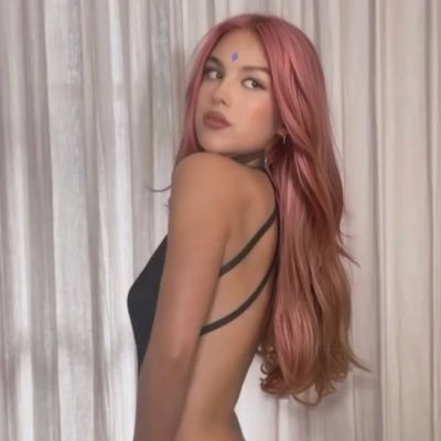 abbylovesliv's profile picture. 