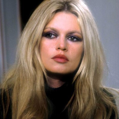 veenoir_'s profile picture. livros, divas do pop e aleatoriedades ♡ • 📚: 55/55 • fan account