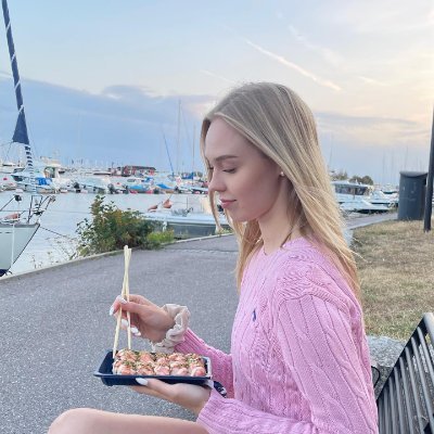 A25261231's profile picture. Those who aim to reach the top will never stop climbing because they are fascinated by the exotic flowers and plants halfway up the mountain.