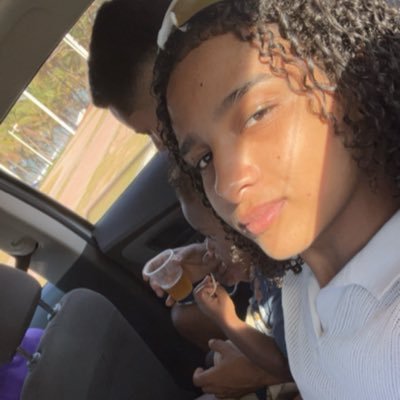 adrianaoliveirr's profile picture. 