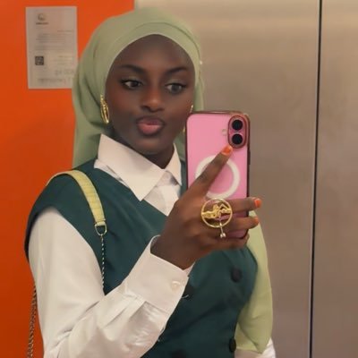 MaouliNdiaye's profile picture. “Indeed, Allah loves those who put their trust in Him.” 🙅🏿♀️💓@bridgera_card Les cartes d’invitations de la Generation ChICHOC 5 etoiles❤️#Polytechnicienne