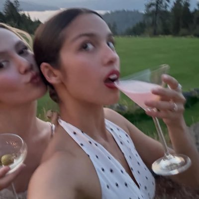 josephineslacy's profile picture. i believe in bellyconradism