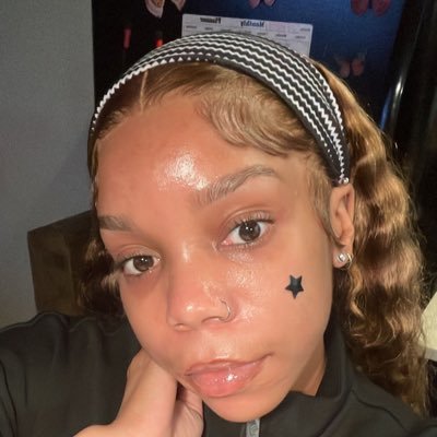 whereDrake_'s profile picture. everythingiseverythingfaraseverything🖤🦋