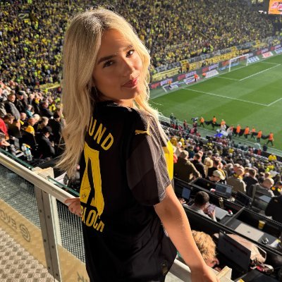 LecClothie's profile picture. Creating my own sunshine. ☀️