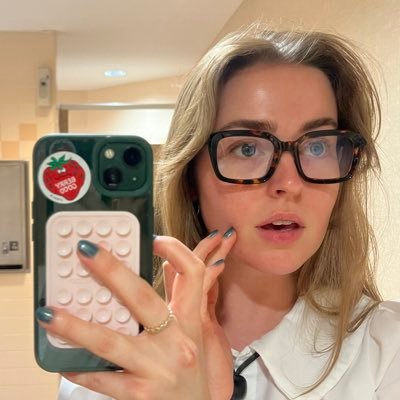 emmaleeigghhh's profile picture. she/her