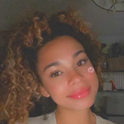 queenbee4123's profile picture. Your favorite light skin girl