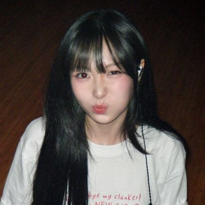 loveryuvely's profile picture. fan account