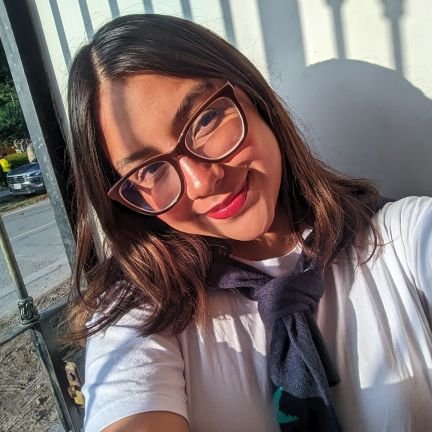 sawturnstar's profile picture. maestra de inglés con complejo de influencer.