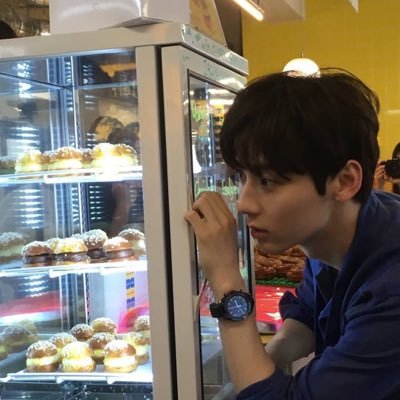 216x175's profile picture. 살아 있는 모든 것이 농익은 과일이나 밤하늘에 쏘아올린 불꽃처럼 부서져 사라지기 때문에 유달리 빛나는 순간을 한 번쯤은 갖게 되는지도 모른다.