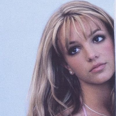 LariHoseoka's profile picture. Nem as quatro estações do ano seriam suficientes para me definir.