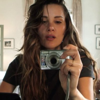folkmoreluh's profile picture. ⸆⸉ | the lily means I dare you to love me✧•．. . namorada da aubrey plaza e da lara raj