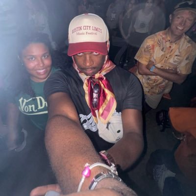 roberttyl22's profile picture. 25• LSU Alum🐯💜• Quiero decirte algo