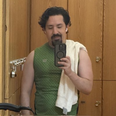 melanocit0's profile picture. No olvides reaplicar 🧴 y el cuidado capilar 🪮. Tuits a título personal 🙃.